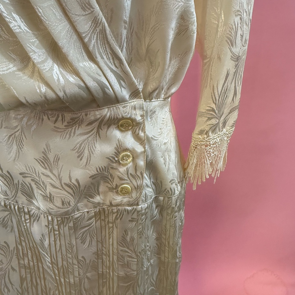 Elegant Cream Wrap Dress with Button Detail - Picture 3 of 10